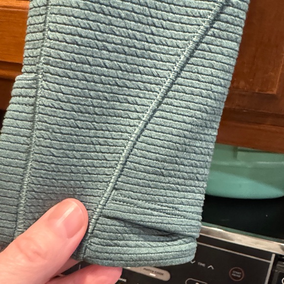 Lululemon Ventscape Hooded Balaclava Medium Forest Hoodie size 6 - Picture 7 of 9